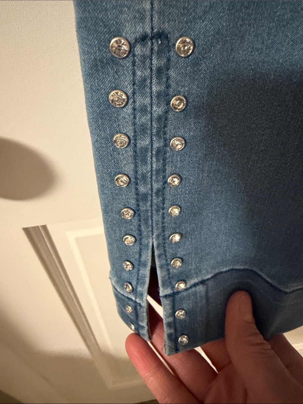 Lulu-B Bangladine rhinestone-embellished pull-on capri jeans light denim Size 8 - Picture 2 of 5